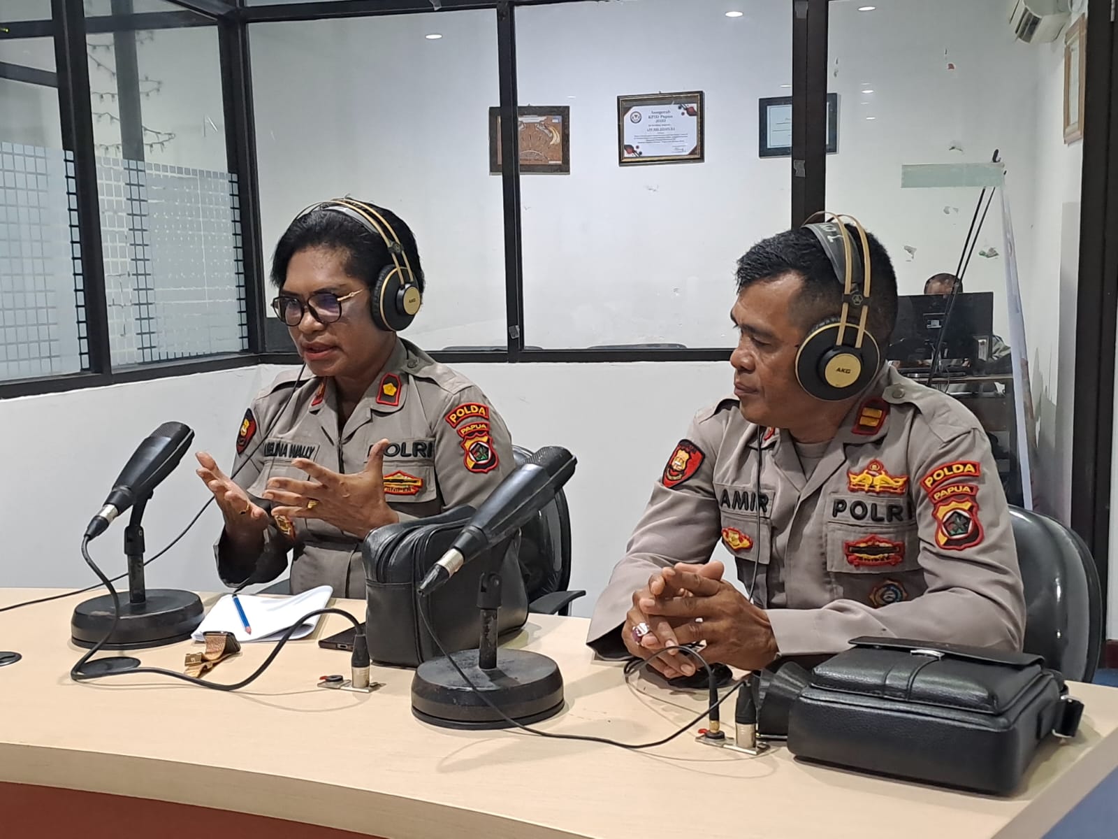 Dialog Interaktif “Polisi Menyapa” di RRI Jayapura Bahas Fungsi dan Tugas Bidang Hukum Polda Papua