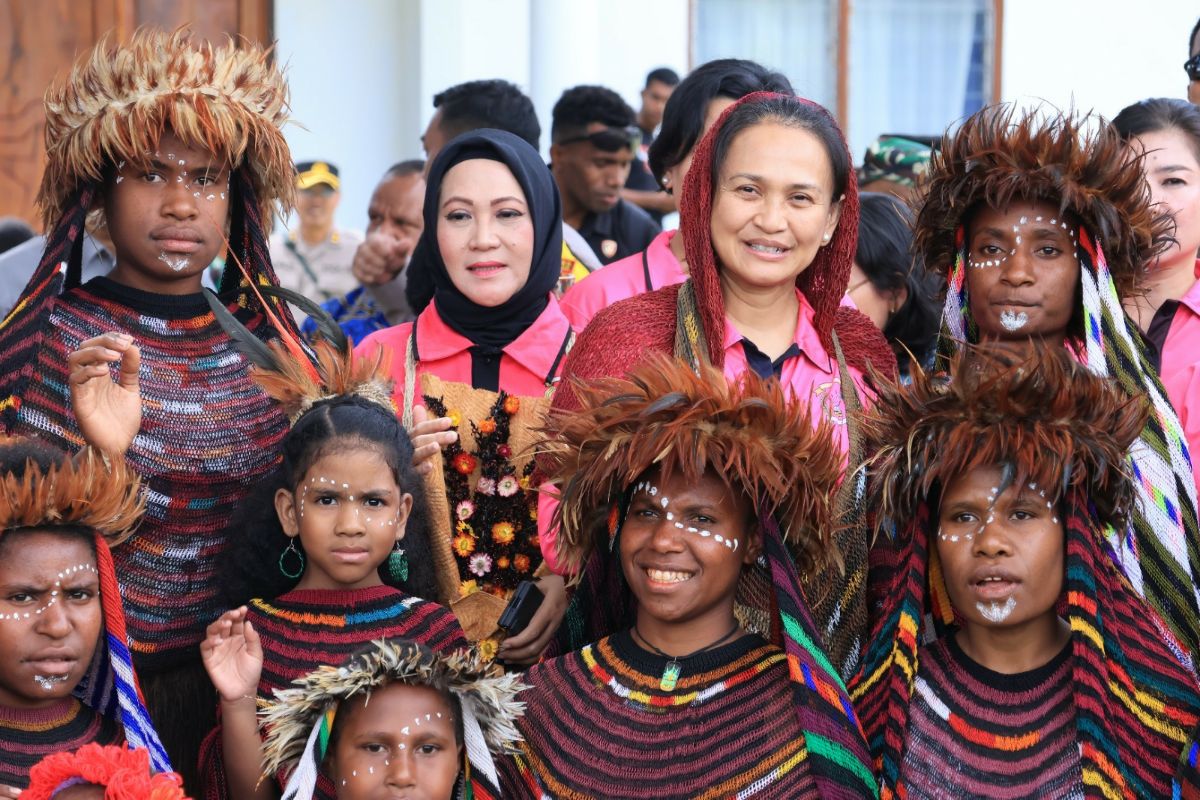 Bhayangkari Tingkatkan Kepedulian Sosial di Papua Pegunungan dengan Berbagai Bantuan