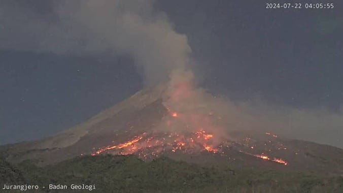 Gunung Merapi Keluarkan Awan Panas Guguran, Masyarakat Diminta Waspada