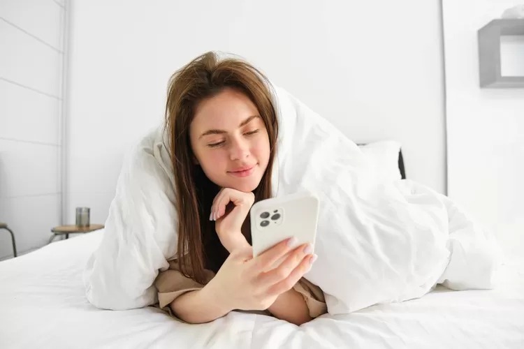 Waspada! Beberapa Dampak Negatif Buka Handphone Ketika Bangun Tidur Pagi Hari