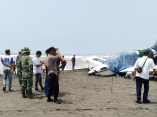 Pesawat Latih Mendarat Darurat di Pantai Cemara Sewu, Seluruh Awak Pesawat Selamat