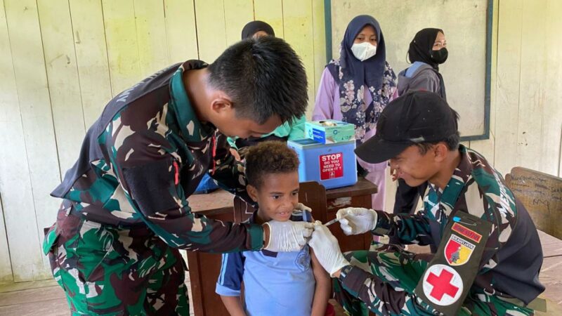 Sehatkan Generasi Muda, Satgas Yonif 512/QY Sukseskan Program Imunisasi bersama Puskesmas Yabanda