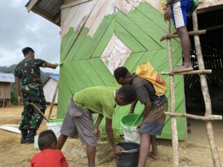 Percantik Sarana Ibadah, Satgas Yonif 512/QY Gotong Royong bersama Masyarakat Perbaiki Gereja Menjelang Natal