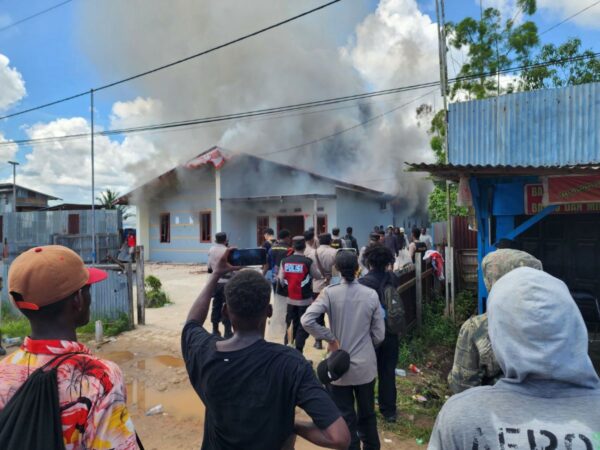 Polisi Tangani Aksi Pembakaran Kantor BKPSDM Kab. Mappi Oleh Beberapa Oknum Masyarakat