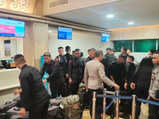 Penjemputan 300 Personel Korps Brimob Polri di Bandara Sentani, Jayapura