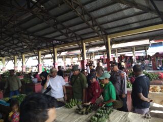 Kapolsek Sarmi Kota Bersama Forkopimda Kabupaten Sarmi Memantau Stabilitas Harga Pasar jeylang Natal dan Tahun Baru