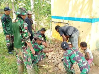 Perbaiki Saluran Air Bersih, Satgas Yonif 512/QY Kompak dengan Masyarakat Kampung Somografi Berbenah Bersama