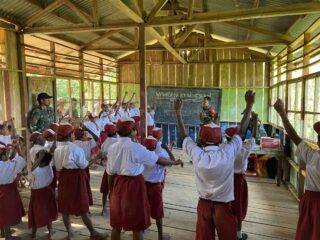 Cerdaskan Anak Bangsa, Satgas Yonif 512/QY Mengajar Siswa SD di Wilayah Perbatasan