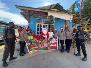 Polisi Santa Polresta Jayapura Kota Polda Papua Sebarkan Kebahagiaan dan Kedamaian Jelang Hari Natal