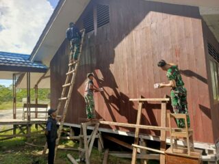 Percantik Bangunan Sekolah, Satgas Yonif 512/QY Laksanakan Pengecatan Bangunan SMP di Towe Hitam