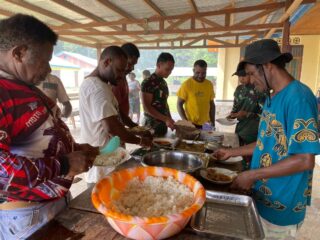 Kehangatan Menyambut Natal, Satgas Yonif 512/QY Bersama Masyarakat Kompak Memperindah Gereja di Distrik Senggi