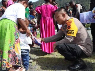 Suka Cita Natal, Kapolres Puncak Jaya Bagikan Bingkisan Natal Kepada Anak-anak di Kota Mulia