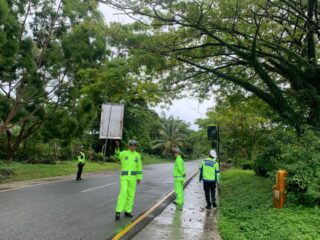 Patroli Satlantas Himbau Pengguna Jalan Agar Berhati-Hati Saat Musim Hujan