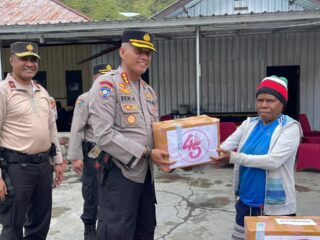 Bhayangkari Peduli, Kapolda Papua Tengah Salurkan Bantuan Ketua Bhayangkari Daerah Papua Tengah Kepada Para Pengungsi di Kab. Puncak Jaya