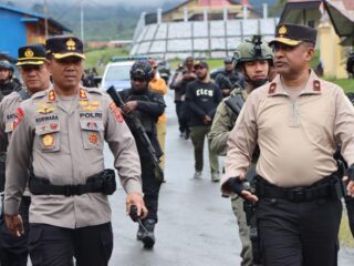 Pantau Sitkamtibmas Terkini, Kapolda Papua Tengah bersama Kapolres Puncak Jaya Laksanakan Patroli Dialogis Dengan Berjalan Kaki