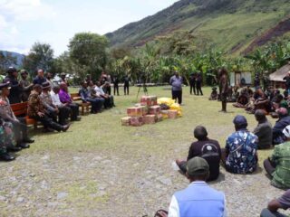 Kembali Kunjungi Puncak Jaya, Kapolda Papua Tengah Temui Massa Pendukung Paslon 01 dan 02 Untuk Serukan Aksi Damai