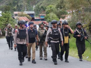 Pantau Sitkamtibmas Terkini, Kapolda Papua Tengah Bersama Kapolres Puncak Jaya Laksanakan Patroli Jalan Kaki Di Seputaran Kota Mulia