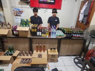 Polresta Jayapura Kota Polda Papua Kembali Amankan Ratusan Miras yang Dijual Secara Ilegal Beserta Dua Pemiliknya