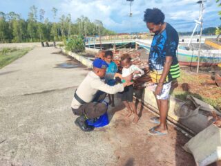 Sat Polairud Polres Mimika Polda Papua Bagikan Pakaian Layak Pakai kepada Masyarakat