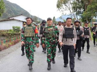 Kapolres Puncak Jaya Bersama Dandim 1714/PJ Pimpin Patroli Jalan Kaki Cipta Kondisi Jelang Putusan MK