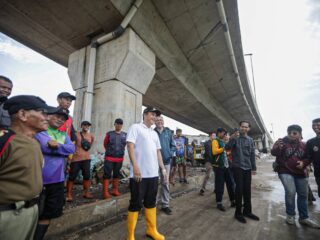 Kawasan Flyover Ciroyom Dipenuhi Sampah, Erwin Ajak Warga Jaga Kebersihan