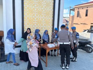 Personil Bidpropam Polda Papua Berbagi Takjil Gratis kepada Jamaah Masjid