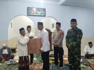 Polsek Majenang Hadiri Kegiatan Tarawih dan Silaturahmi di Masjid Jami Al-Munawaroh