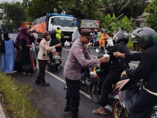 Polsek Majenang Dan Saka Bhayangkara Bagi Bagi Takjil Gratis Kepada Masyarakat