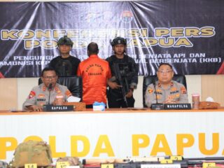 Kapolda Papua Pimpin Pelaksanaan Press Release Penangkapan Pelaku Penyelundupan Senjata