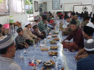 Polisi Buka bersama dengan Masyarakat di Masjid Darul Hidayah Kabupaten Boven Digoel