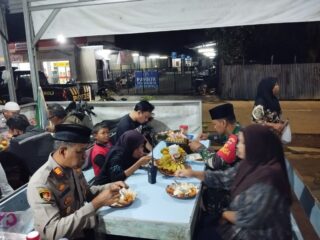 Kapolsek Majenang AKP Hadi Nugroho, SH, M.M, Traktir Warga Saat Sahur Bareng di Warung