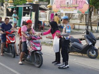 Ramadhan Berkah, Wakapolres Jayapura Bersama Para Personel Bagikan Takjil