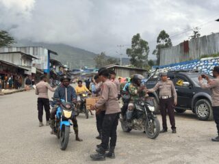 Polres Tolikara Berbagi Takjil Kepada Pengguna Jalan di Kota Karubaga