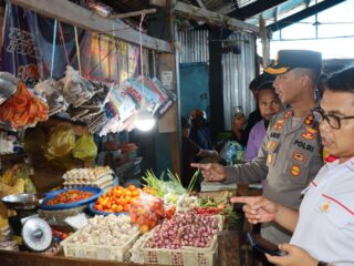 Masuk minggu ke 2 Ramadhan, Kapolres Biak bersama Satgas Pangan Polres Biak Pantau Harga di Pasar Tradisional