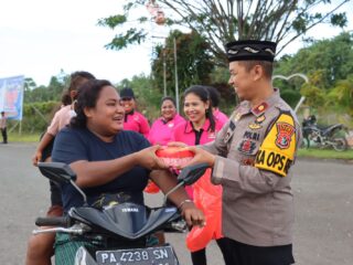 Berbagi Keberkahan di Bulan Ramadhan, Kapolres Sarmi Polda Papua serta Bhayangkari Ranting Sarmi Kota Membagikan Takjil