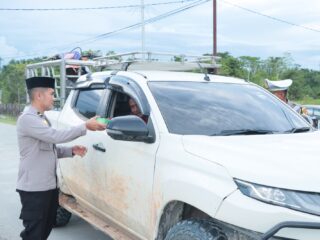 Berkah Di Bulan Ramandhan, Polres Keerom Bersama Insan Pers Berbagi Takjil Kepada Masyarakat