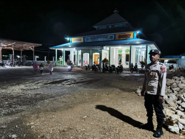 Ciptakan situasi aman, Polsek Bonggo Polda Papua Rutin Gelar Pengamanan Sholat Tarawih