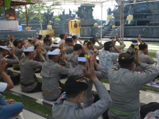 Sambut Hari Bhayangkara Ke-79, Personil Umat Hindu Gelar Doa dan Persembahyangan Bersama