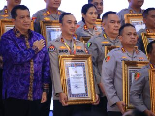 Kapolri Berikan Penghargaan Pembangunan Zona Integritas WBK Kepada Divisi Humas Polri