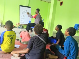 Satgas Si - Ipar Berikan Materi Berhitung kepada Anak-Anak di Kabupaten Yalimo