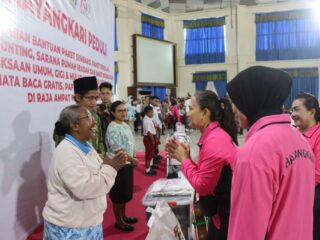 Kunjungi Raja Ampat, Ketum Bhayangkari Ny. Juliati Sigit Prabowo Salurkan Sembako hingga Gelar Khitanan Massal