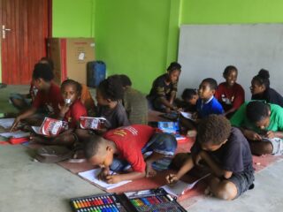 Sub Satgas Si-Ipar Operasi Rasaka Cartenz 2025 Polres Yalimo Berikan Pembelajaran Berhitung kepada Anak-Anak di Kabupaten Yalimo