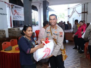 Kabid Humas Polda Papua Gelar Bakti Sosial dan Religi di Gereja GKI Immanuel APO