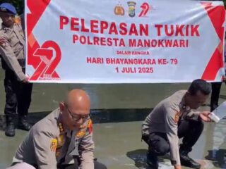Pelepasan Tukik di pesisir Pantai Meinyunfoka Pantura Manokwari dalam rangka Hari Bhayangkara ke-79