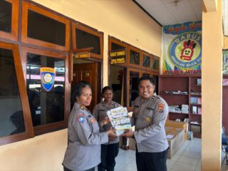 Polda Papua Dukung Program Minat Baca dengan Donasikan 50 Eksemplar Majalah