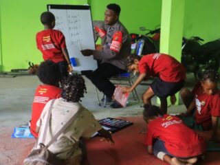 Subsatgas Si-Ipar Hadir Ditengah Anak di Yalimo: Ajarkan Penjumlahan dengan Cepat