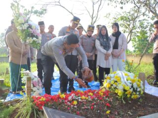 Peringati Hari Bhayangkara ke-79, Baharkam Polri Ziarah ke Makam Briptu Anumerta Ghalib