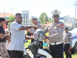 Sat Lantas Polres Manokwari Selatan Kampanyekan Keselamatan Berlalu Lintas, Bagikan Helm SNI Kepada Masyarakat