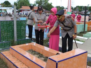 Peringati Hari Bhayangkara ke-79, Polres Kaimana Gelar Ziarah dan Tabur Bunga di Laut