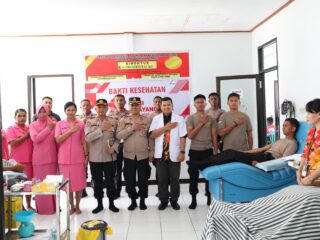 Polres Teluk Wondama laksanakan bakti kesehatan sambut hari Bhayangkara ke 79 tahun 2025